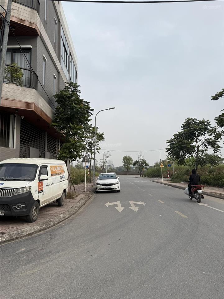 Bán lô đất đấu giá cự khối, dãy tt4 vị trí đẹp, gần hồ 30ha. giá rất tốt.  0905 568 ***