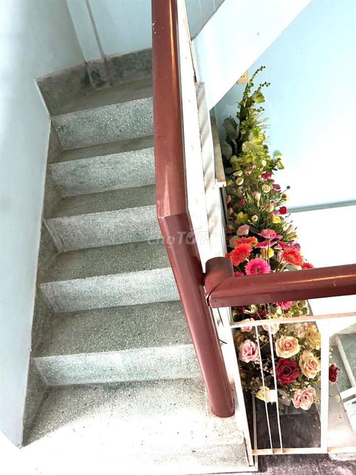 Cho thuê nhà ngay chợ Xóm Chiếu, 2 mặt tiền, hẻm xe tải, 1 trệt 2 lầu