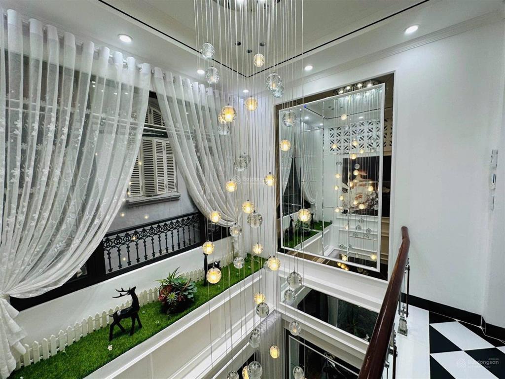 Nàng thơ ngọc khánh siêu đẹp, khách mua ở luôn