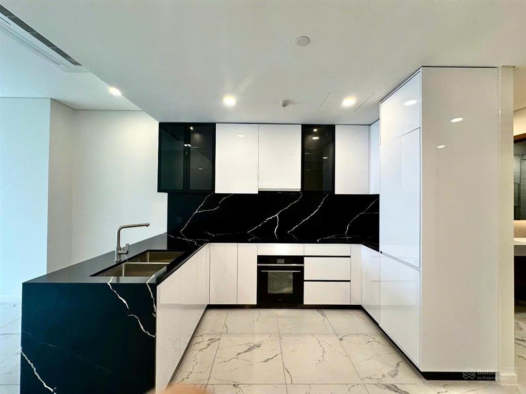 Cần bán gấp căn góc 3pn  138m2  sang nhượng được cho người nước ngoài. giá 34tỷ bao thuế phí