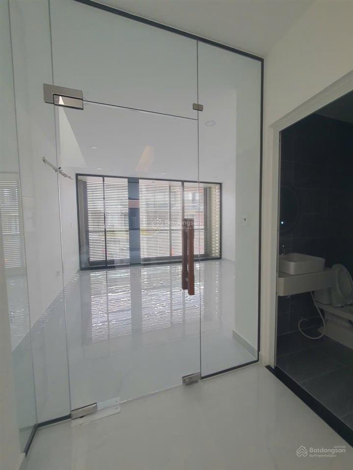Văn phòng 40m² mới, đẹp giá 8 triệu.