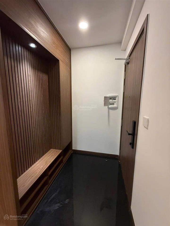 Căn góc 3pn aka neo  tầng cao  view thoáng, nội thất cơ bản, có hđ thuê 15tr/tháng.  0931 118 ***