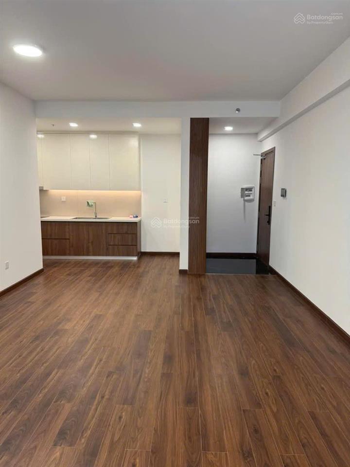 Căn góc 3pn aka neo  tầng cao  view thoáng, nội thất cơ bản, có hđ thuê 15tr/tháng.  0931 118 ***