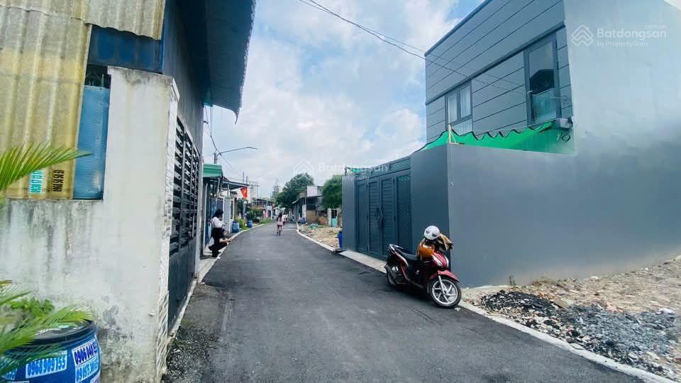 Nhà gần chợ dĩ an 1, phường dĩ an, tp dĩ an. giá 4,5 tỷ tl. diện tích 80m2 (4x20m), thổ cư 50m2.