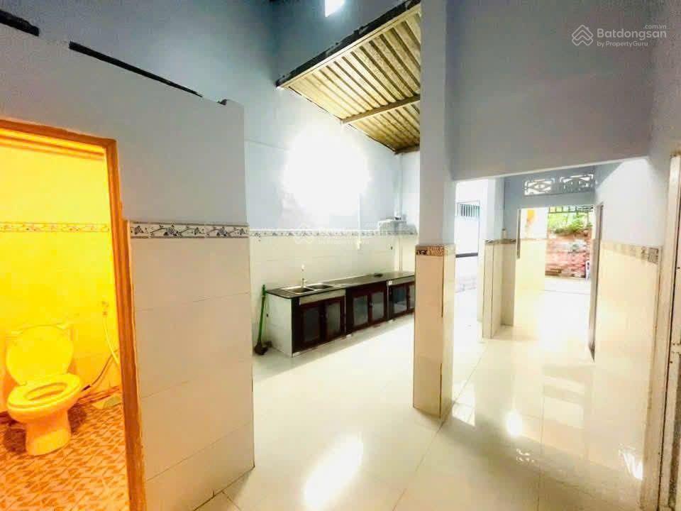 Chỉ 2,590 tỷ, bán nhanh
bán lô đất tặng căn nhà cấp 4 còn ngon gần ttyt dĩ an
 dt 71m