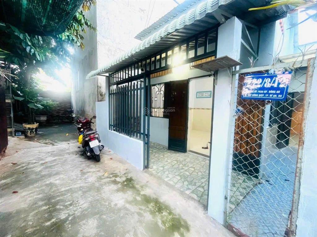Chỉ 2,590 tỷ, bán nhanh
bán lô đất tặng căn nhà cấp 4 còn ngon gần ttyt dĩ an
 dt 71m