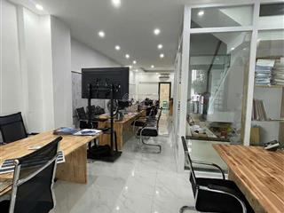 Cho thuê tầng trệt 5x21, sẵn nội thất vp, có hầm để xe, gần bãi xe, khu vực an ninh