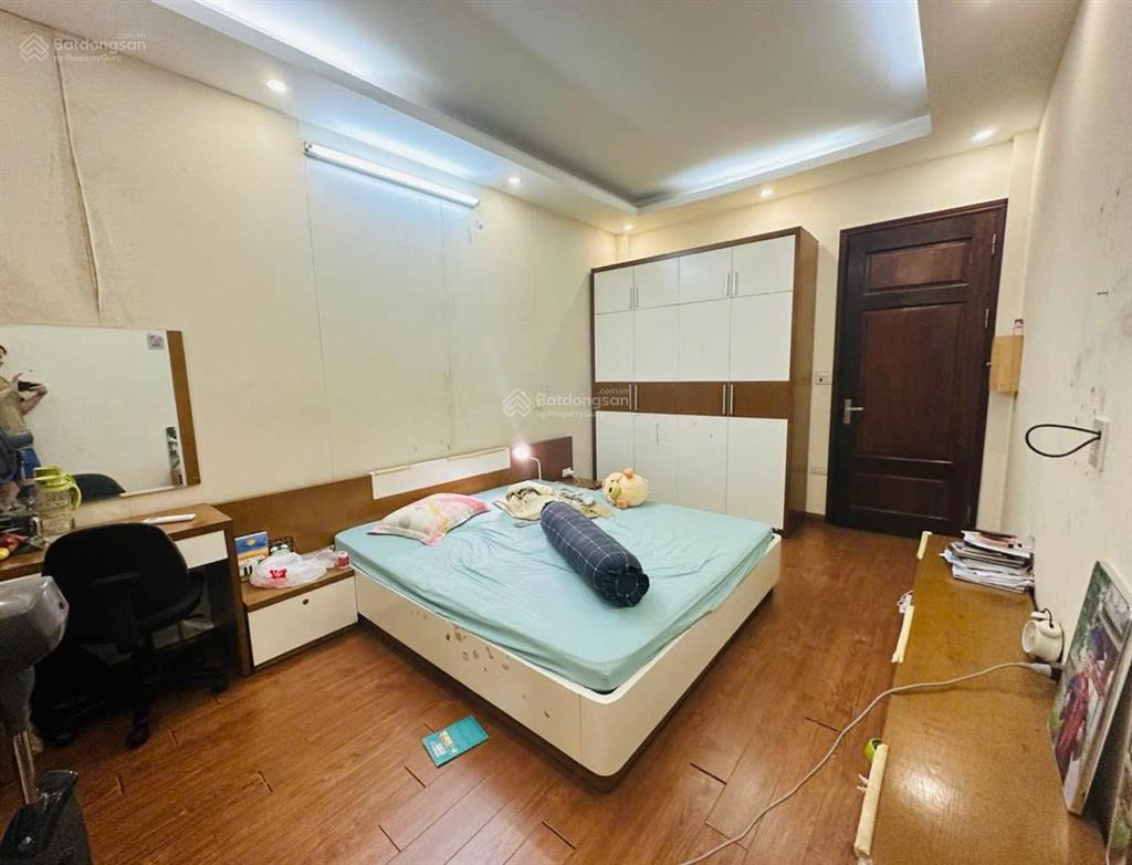 Bán nhà đê la thành 60m2, ôtô vào nhà, trước nhà ôtô tránh, qh ổn định, 3 thoáng vĩnh viễn, sầm uất