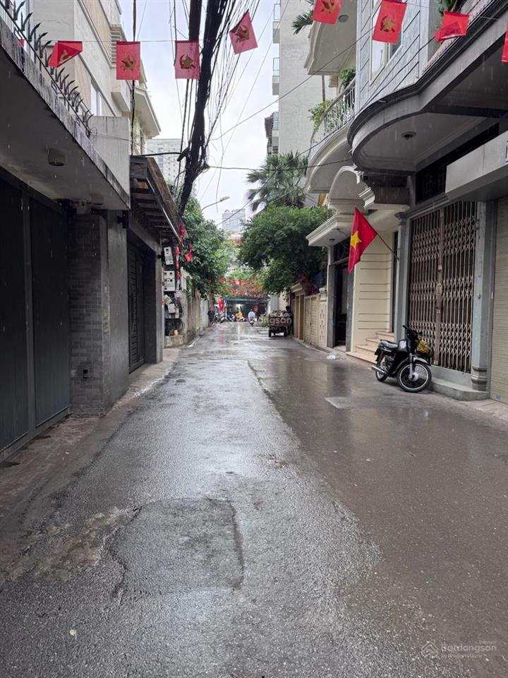 Chủ cần bán gấp nhà hoàng cầu 60m2, 30m oto tránh, nhà thoáng trước sau, gần hồ, nhà dân xây,