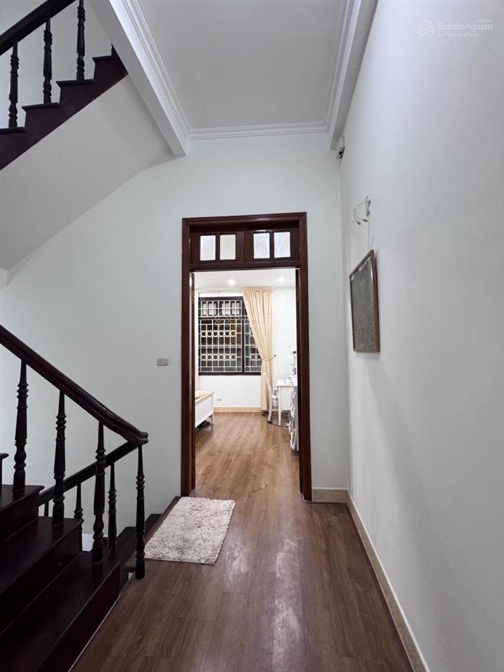 Chủ cần bán gấp nhà hoàng cầu 60m2, 30m oto tránh, nhà thoáng trước sau, gần hồ, nhà dân xây,