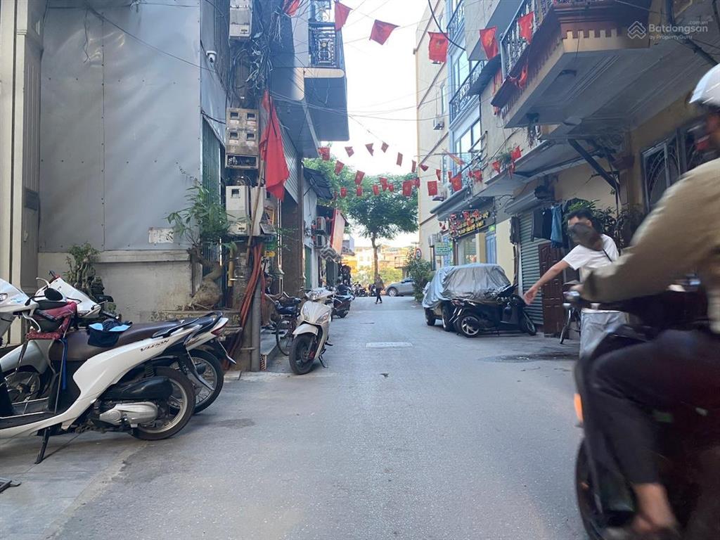 Bán nhà riêng kết hợp kinh doanh 68m2, ôtô vào nhà, trước nhà ôtô tránh, cách mặt hồ 15m, sầm uất