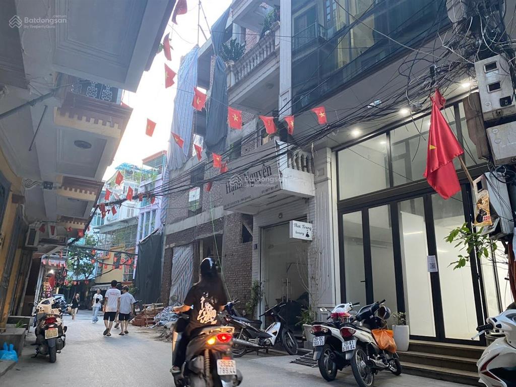 Bán nhà riêng kết hợp kinh doanh 68m2, ôtô vào nhà, trước nhà ôtô tránh, cách mặt hồ 15m, sầm uất