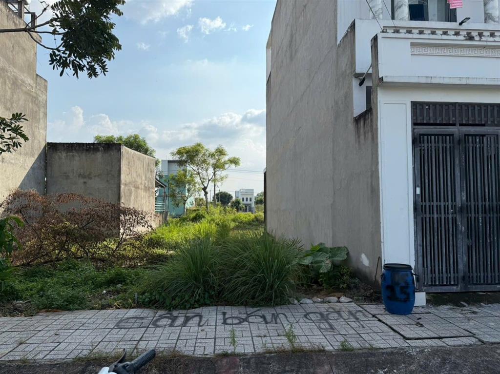 Đất đẹp cao ráo  đường nhựa 8m  4x15 shr full thổ  xây tự do  gần cv khủng long  kdc hiện hữu