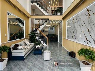 Nhà đẹp  gần trung tâm  cách ngã 3 mỹ hạnh chỉ 500m  nhà mới có nội thất  oto vào tới nhà!!