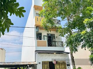 Nhà đẹp 1 trệt 2 lầu 5pn full nội thất chỉ 2 tỷ 550 !! đường nhựa 8m!