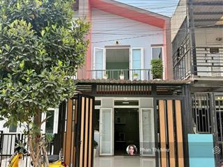 Nhà đẹp  sổ sẳn  công chứng sang tên trong ngày!! đường oto đậu trước nhà!!