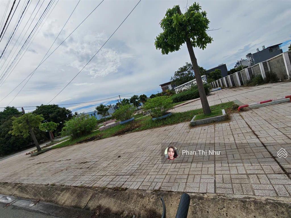 Nền đất đối diện công viên love !ngang 5m! xây dựng luôn! shr! đường nhựa xe hơi ra vào !kdc!