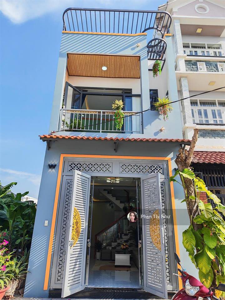 Nhà đẹp mới xây xong  nội thất cơ bản, giáp hóc môn, đường nhựa 8m kdc hiện hữu sổ hồng riêng