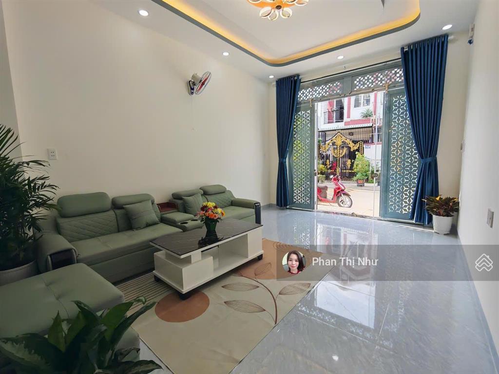 Nhà đẹp mới xây xong  nội thất cơ bản, giáp hóc môn, đường nhựa 8m kdc hiện hữu sổ hồng riêng