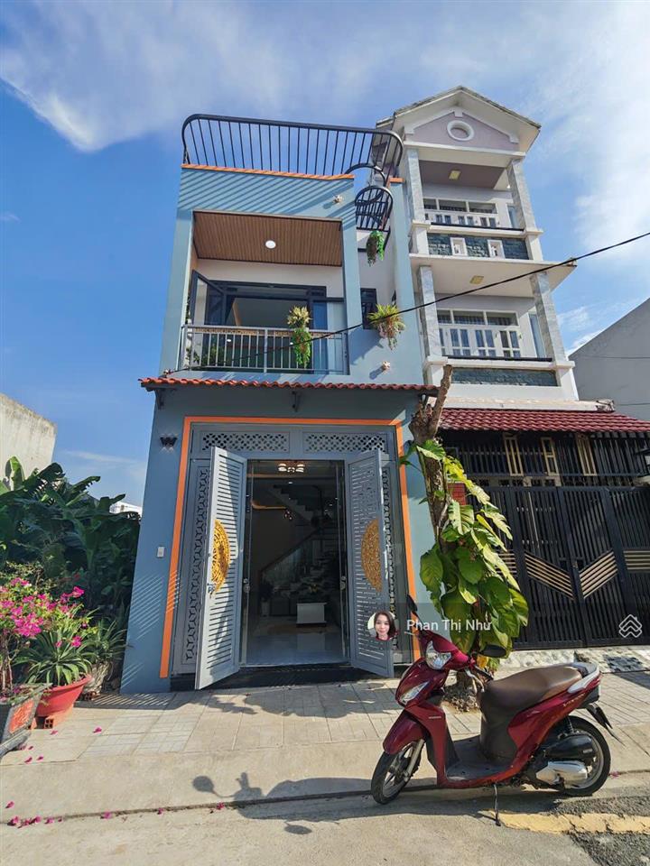 Nhà đẹp mới xây xong  nội thất cơ bản, giáp hóc môn, đường nhựa 8m kdc hiện hữu sổ hồng riêng