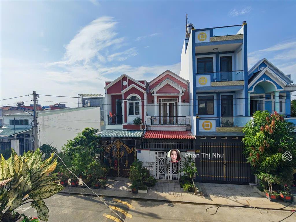 Nhà đẹp mới xây xong  nội thất cơ bản, giáp hóc môn, đường nhựa 8m kdc hiện hữu sổ hồng riêng