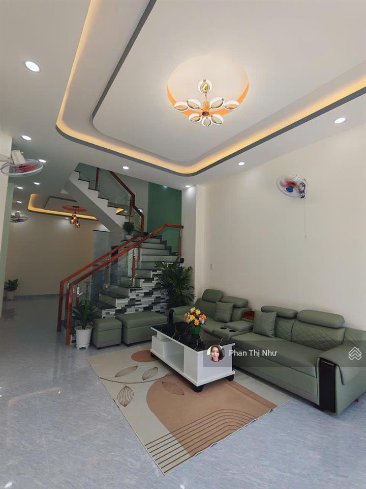 Nhà đẹp mới xây xong  nội thất cơ bản, giáp hóc môn, đường nhựa 8m kdc hiện hữu sổ hồng riêng