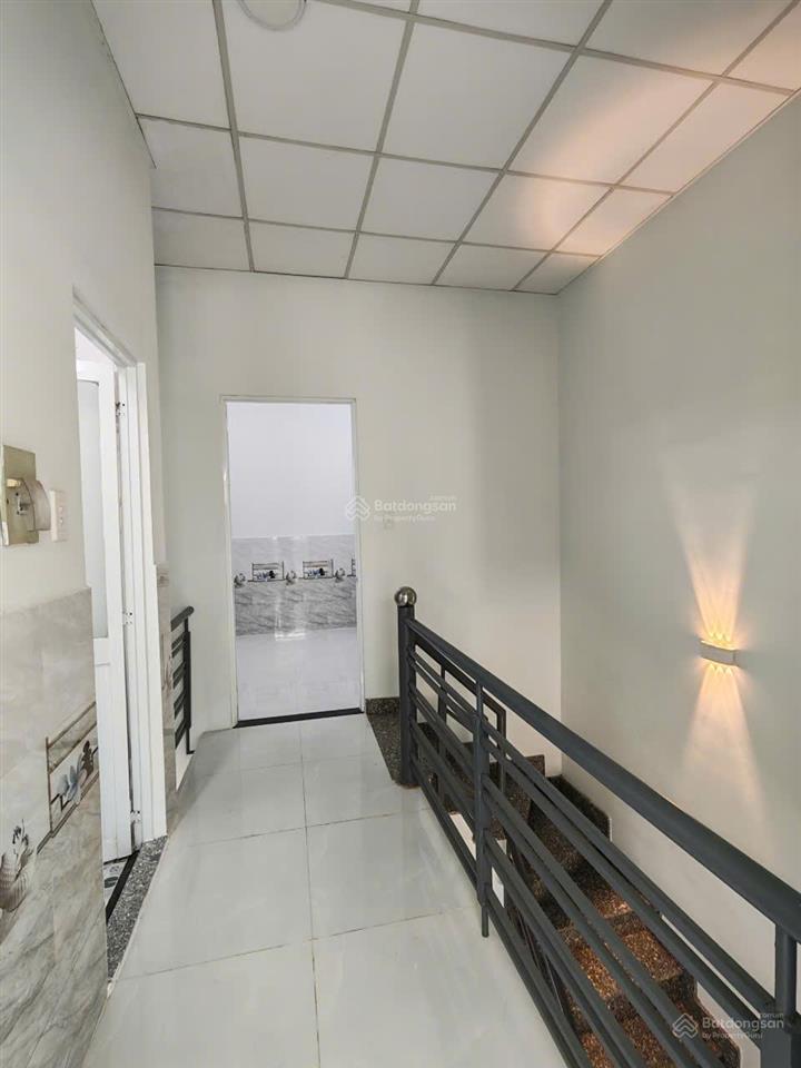 Nhà phố 1 trệt 1 lầu, 2pn, 2wc. đường ô tô vào tới nhà! kdc hiện hữu! chỉ hơn 900tr!