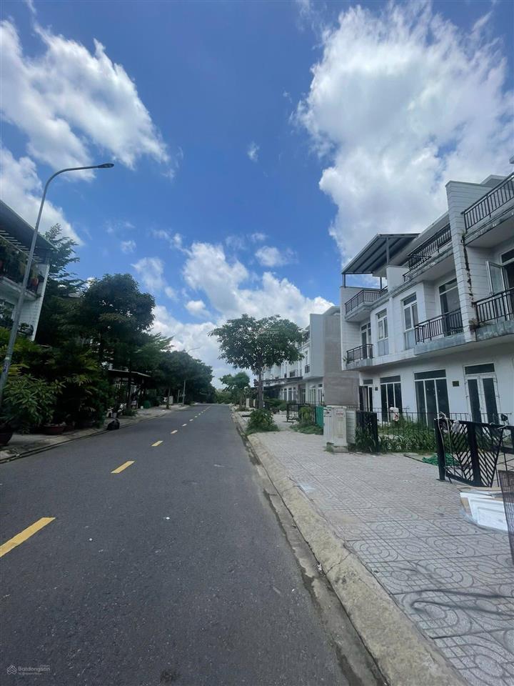 Giá 3 tỷ 2 mà sở hữu nhà 1 trệt 2 lầu, ngang 5m, dài 20m gần hóc môn! shr hoàn công!