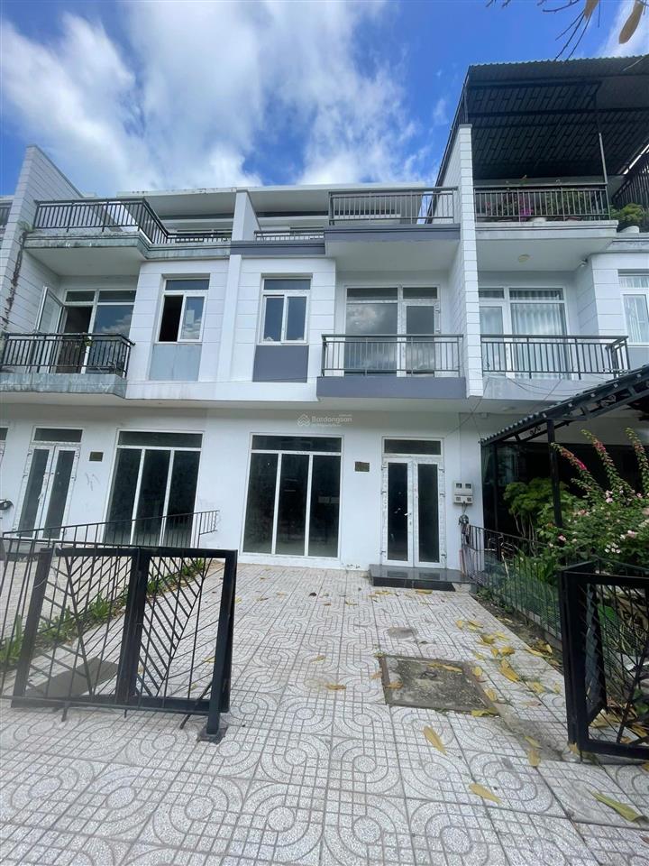 Giá 3 tỷ 2 mà sở hữu nhà 1 trệt 2 lầu, ngang 5m, dài 20m gần hóc môn! shr hoàn công!