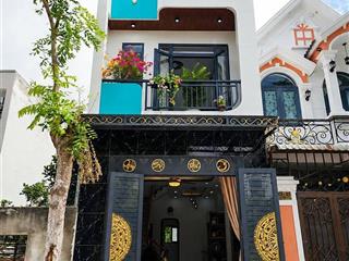 Nhà đẹp mới xây xong! 3pn! shr hoàn công! nhựa 8m! ngay công viên 7 kỳ quan!