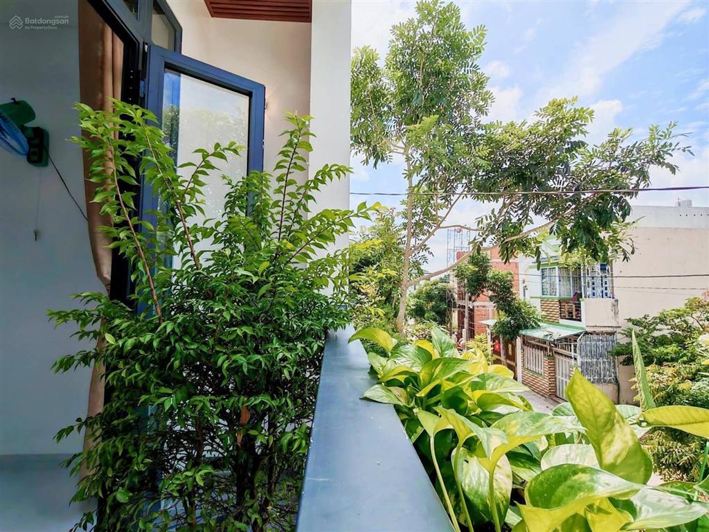 Nhà đẹp mới xây xong! 3pn! shr hoàn công! nhựa 8m! ngay công viên 7 kỳ quan!