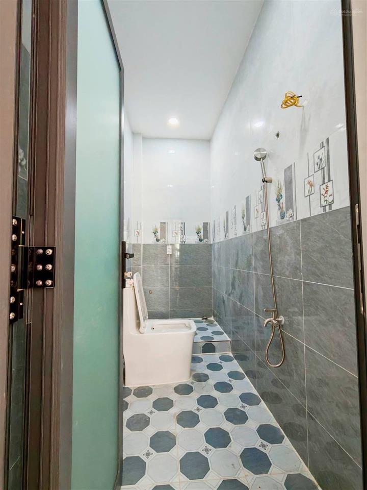 Nhà đẹp mới xây xong! 3pn! shr hoàn công! nhựa 8m! ngay công viên 7 kỳ quan!