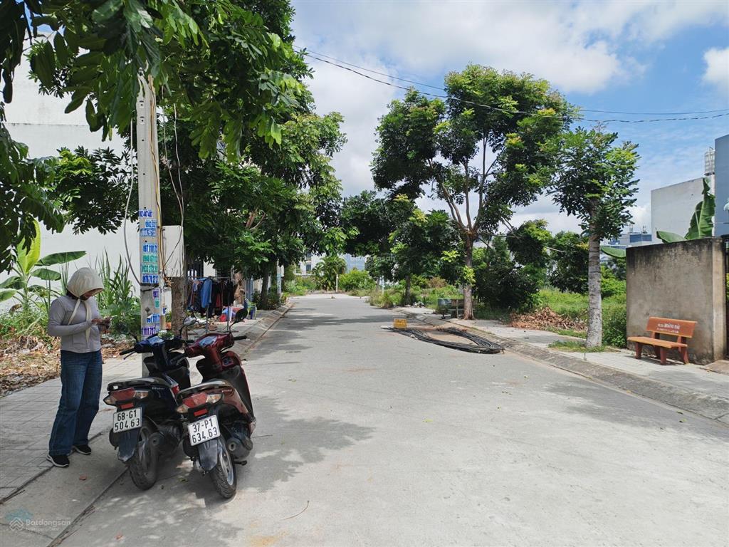 Nhà đẹp mới xây xong! 3pn! shr hoàn công! nhựa 8m! ngay công viên 7 kỳ quan!