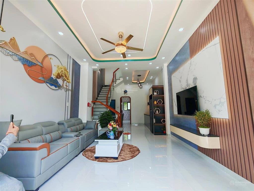 Nhà đẹp mới xây xong! 3pn! shr hoàn công! nhựa 8m! ngay công viên 7 kỳ quan!
