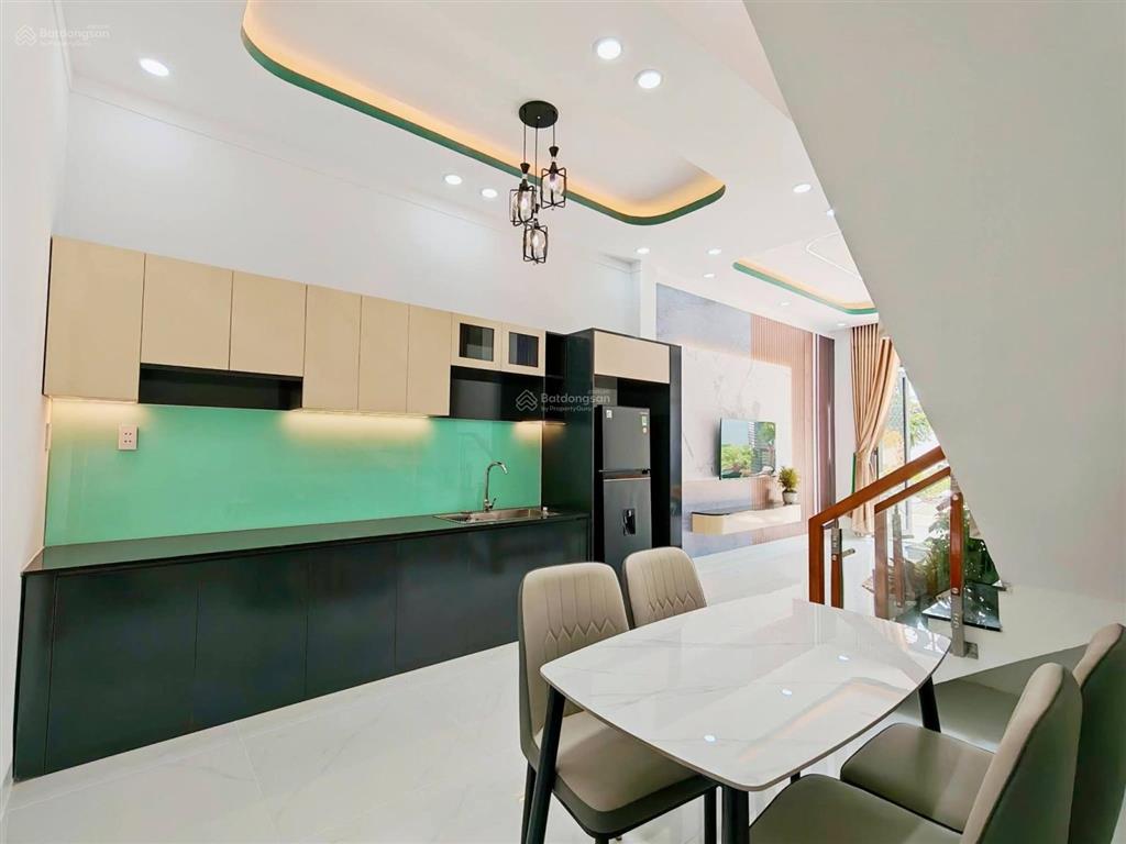 Nhà đẹp mới xây xong! 3pn! shr hoàn công! nhựa 8m! ngay công viên 7 kỳ quan!