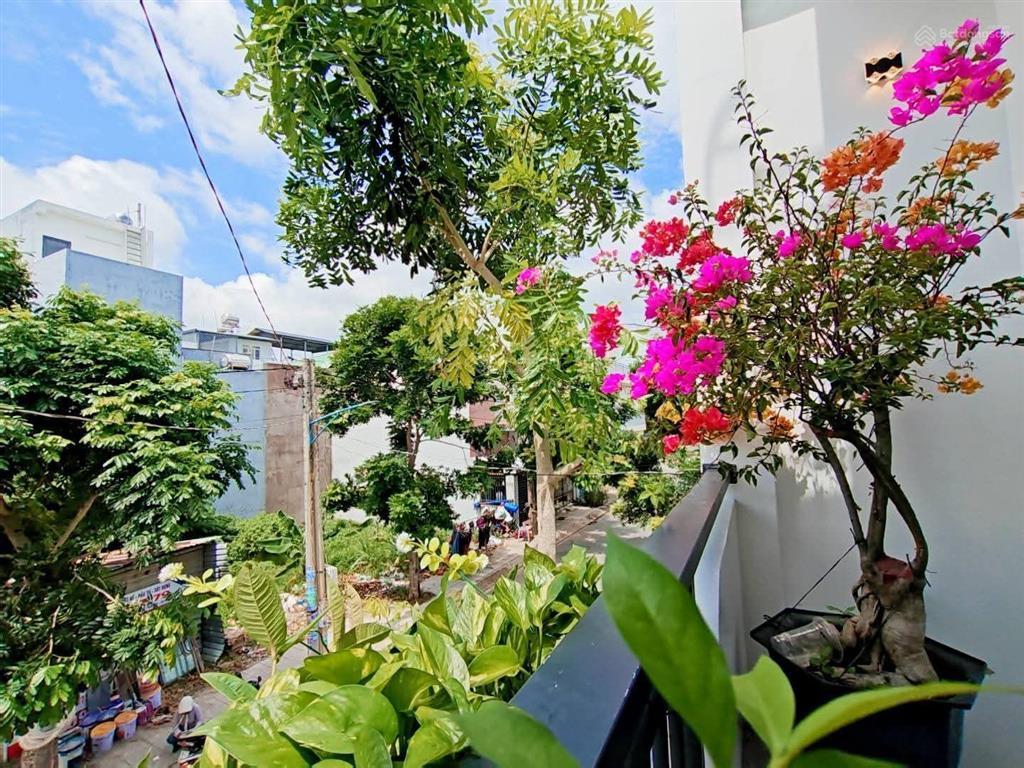 Nhà đẹp mới xây xong! 3pn! shr hoàn công! nhựa 8m! ngay công viên 7 kỳ quan!