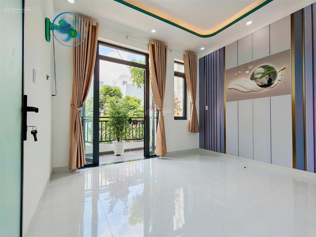 Nhà đẹp mới xây xong! 3pn! shr hoàn công! nhựa 8m! ngay công viên 7 kỳ quan!