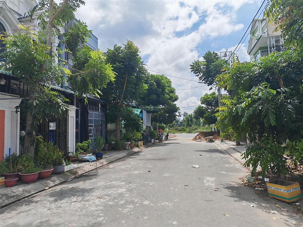 Nhà đẹp mới xây xong! 3pn! shr hoàn công! nhựa 8m! ngay công viên 7 kỳ quan!