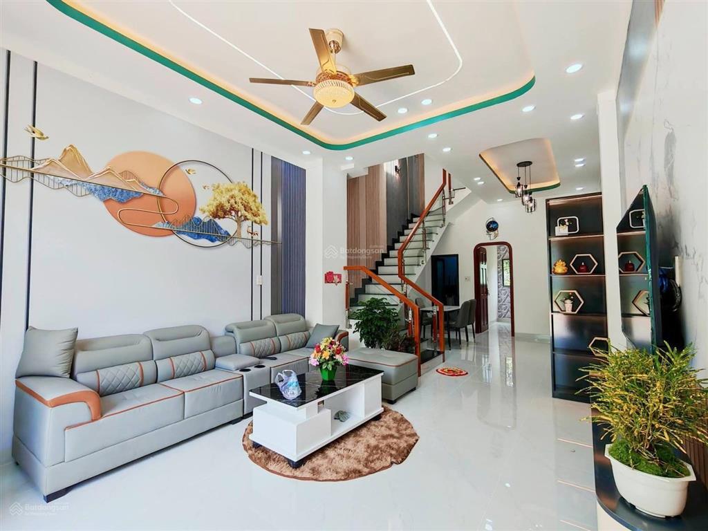 Nhà đẹp mới xây xong! 3pn! shr hoàn công! nhựa 8m! ngay công viên 7 kỳ quan!