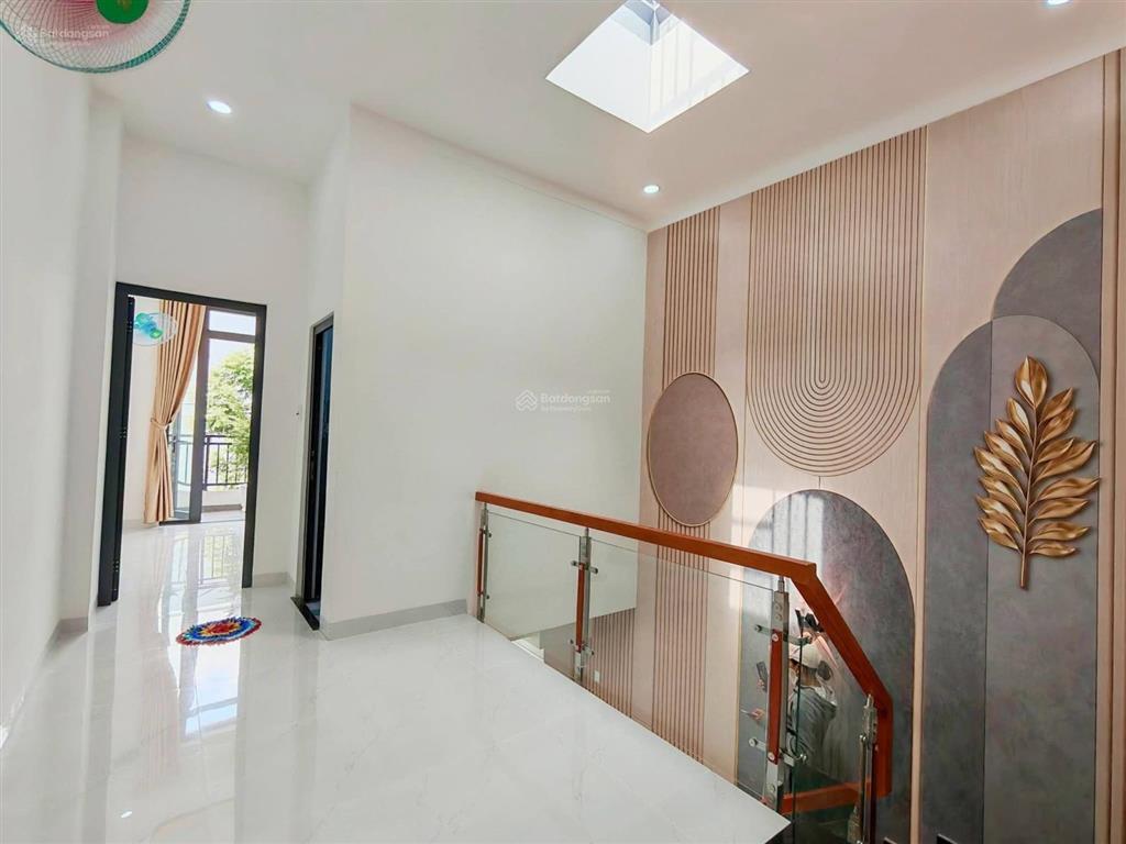 Nhà đẹp mới xây xong! 3pn! shr hoàn công! nhựa 8m! ngay công viên 7 kỳ quan!