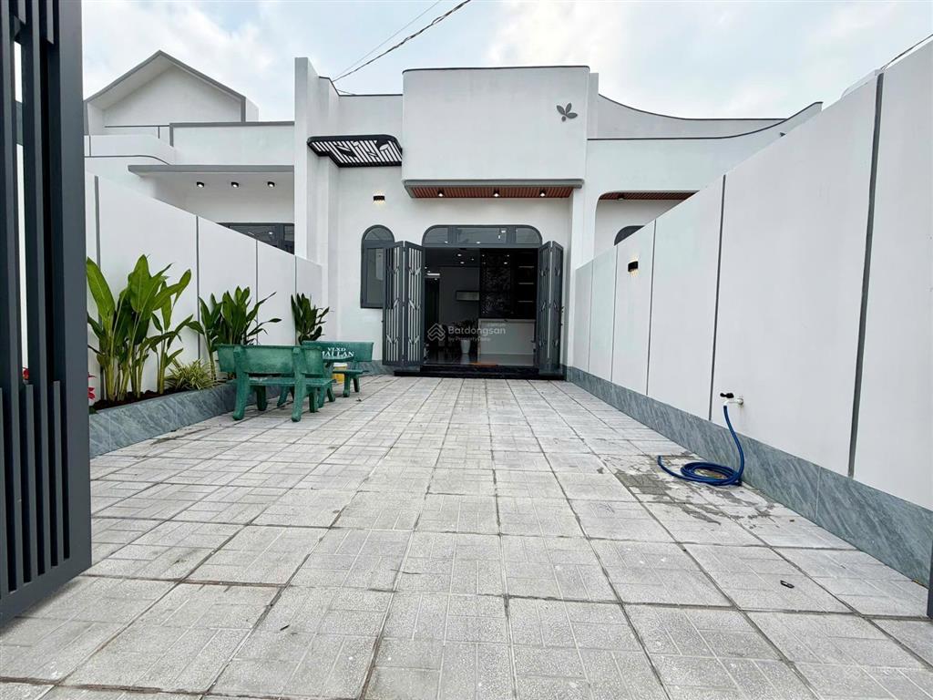 Nhà đẹp có sân vườn, sân xe hơi, đầy đủ công năng sử dụng, shr hoàn công, có nội thất! giá rẻ!