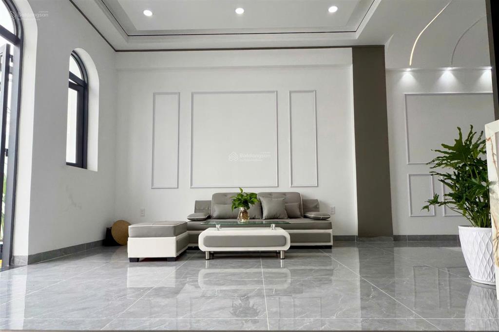 Nhà đẹp có sân vườn, sân xe hơi, đầy đủ công năng sử dụng, shr hoàn công, có nội thất! giá rẻ!