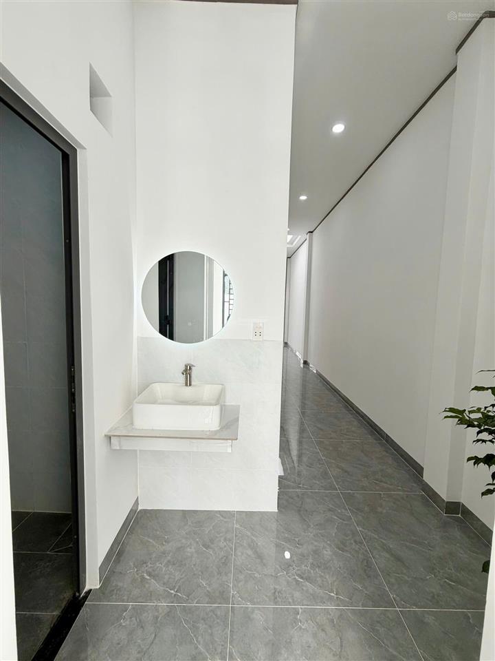 Nhà đẹp có sân vườn, sân xe hơi, đầy đủ công năng sử dụng, shr hoàn công, có nội thất! giá rẻ!