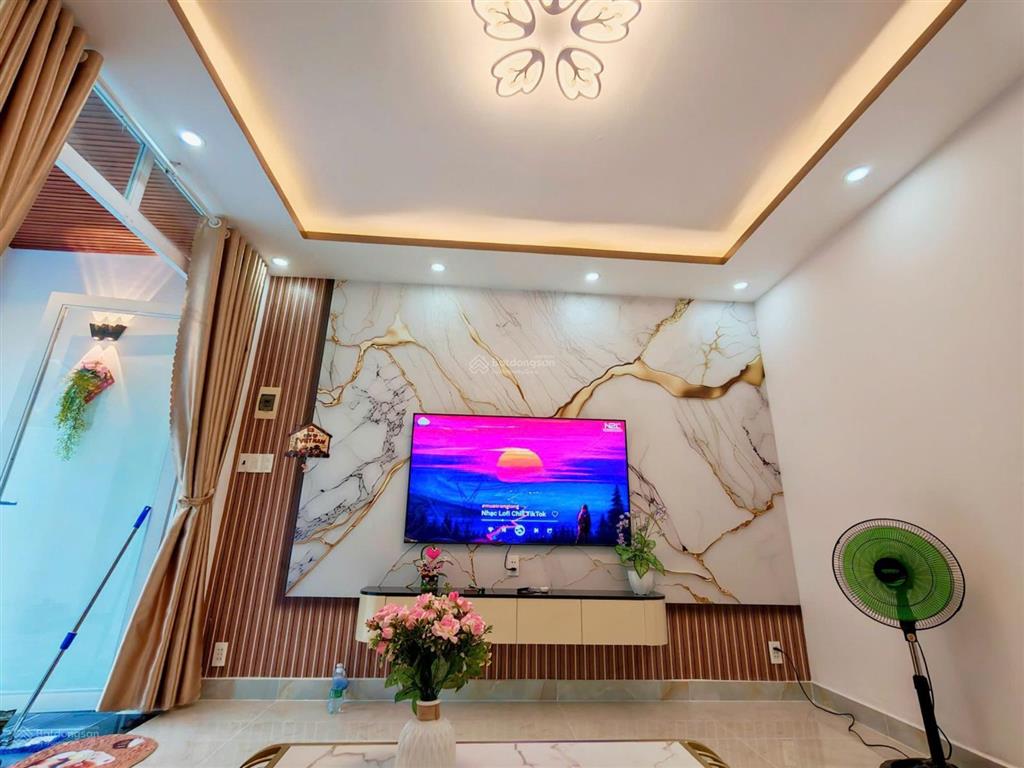 Nhà đẹp giá tốt! 3pn! sân xe hơi! phòng thờ riêng! full nội thất! shr hoàn công! giá chỉ 1 tỷ 850!
