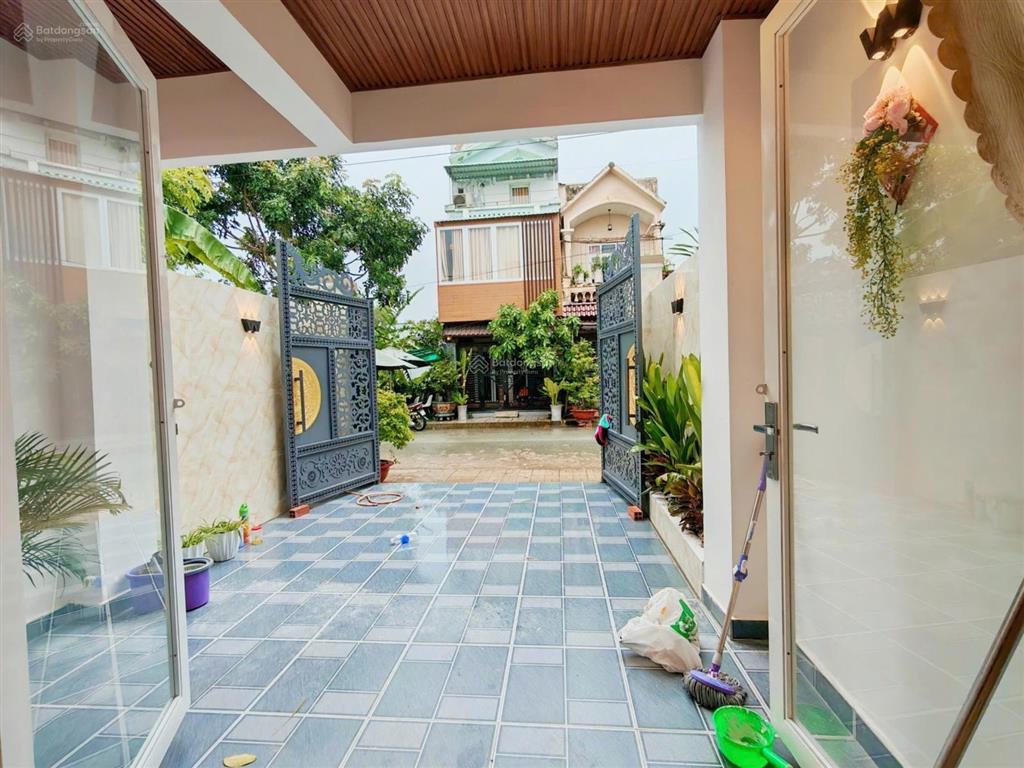 Nhà đẹp giá tốt! 3pn! sân xe hơi! phòng thờ riêng! full nội thất! shr hoàn công! giá chỉ 1 tỷ 850!