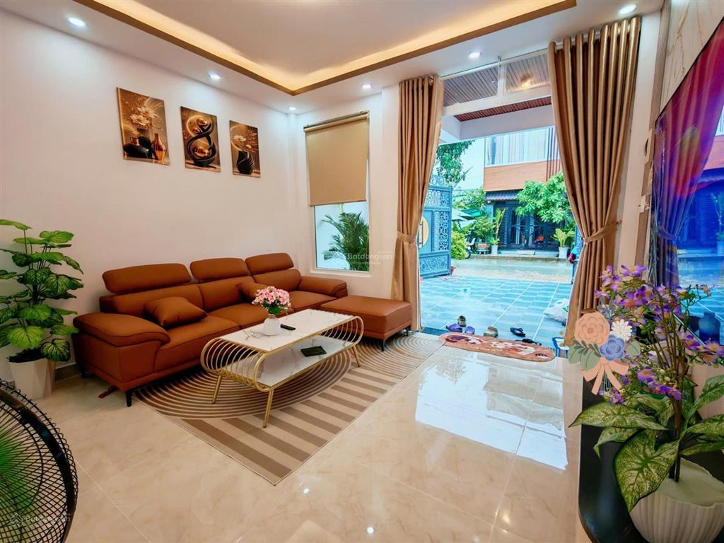 Nhà đẹp giá tốt! 3pn! sân xe hơi! phòng thờ riêng! full nội thất! shr hoàn công! giá chỉ 1 tỷ 850!