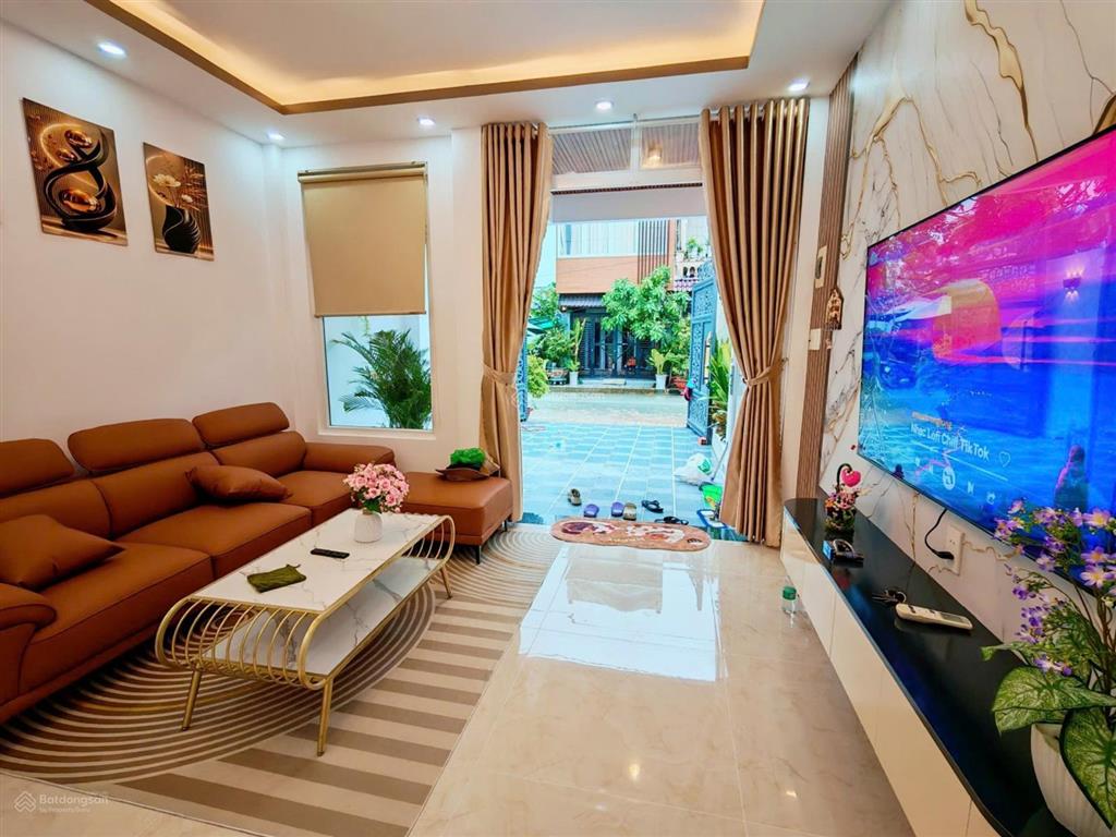 Nhà đẹp giá tốt! 3pn! sân xe hơi! phòng thờ riêng! full nội thất! shr hoàn công! giá chỉ 1 tỷ 850!