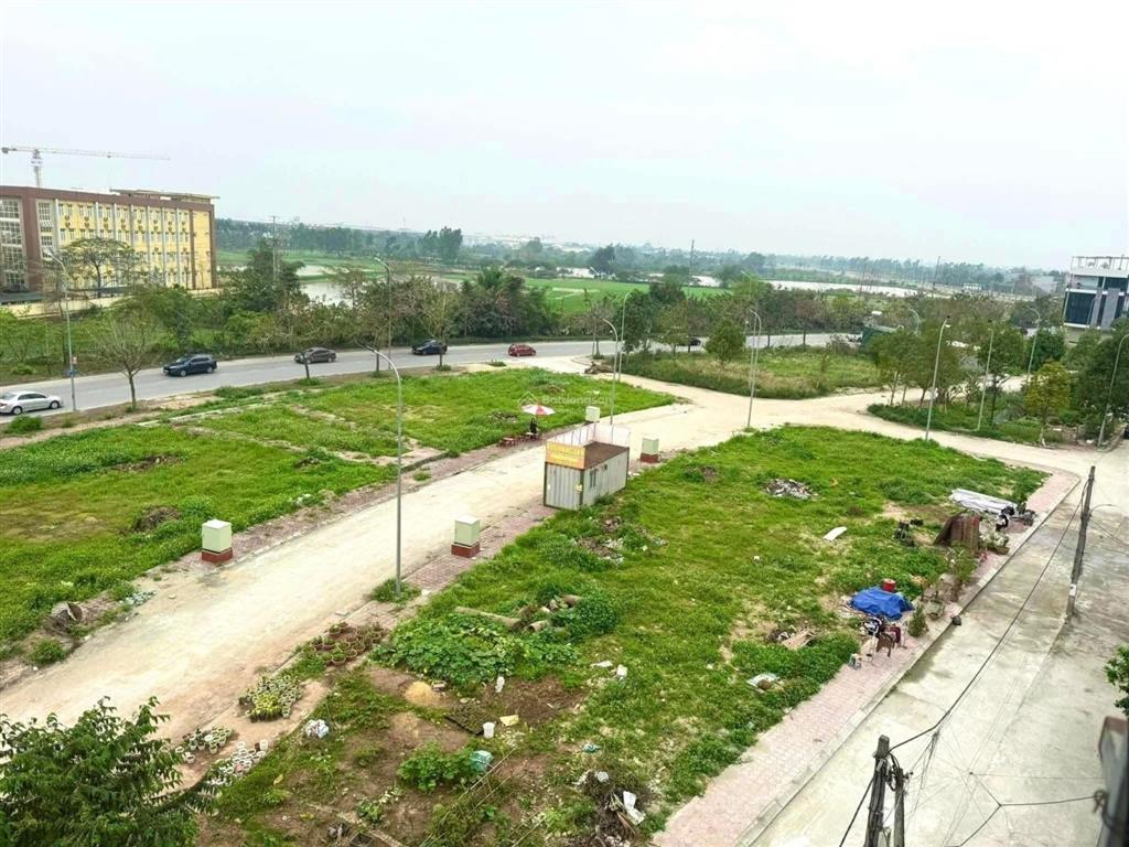 Cần bán đất đấu giá dg08 vành đai chùa thày. dt82. có 2 mt trước sau