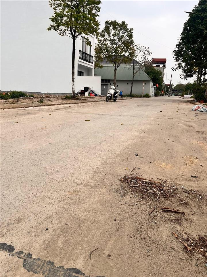 Cần bán đất đấu giá dg08 vành đai chùa thày. dt82. có 2 mt trước sau