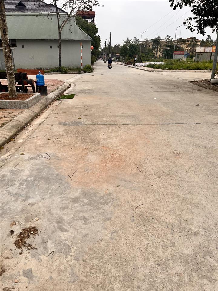 Cần bán đất đấu giá dg08 vành đai chùa thày. dt82. có 2 mt trước sau